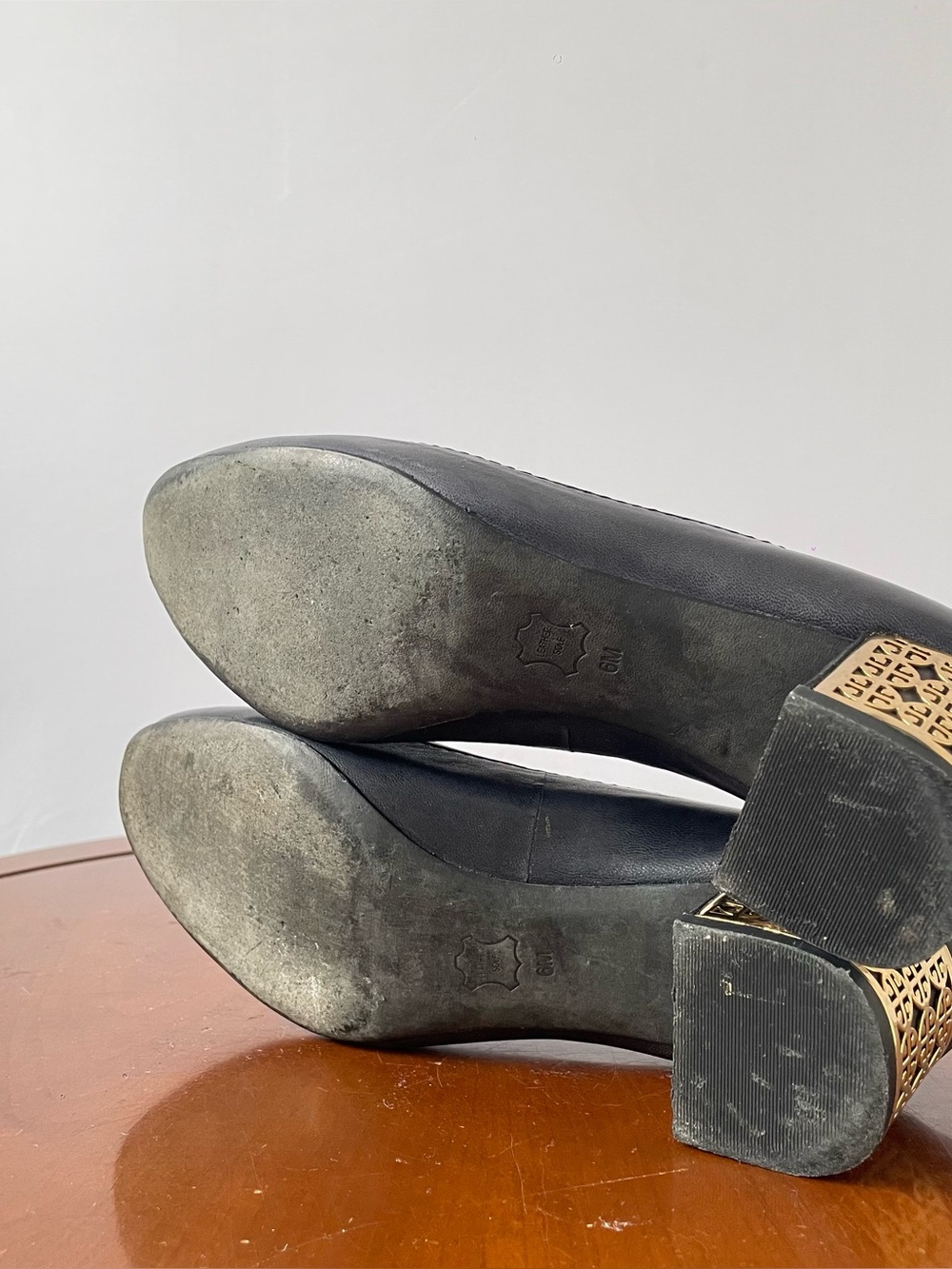 Tory Burch leather pumps. | US 6 - Picture 5 of 8